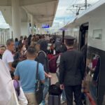Suasana penumpang Whoosh arus balik lebaran. Foto : Ist