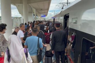 Suasana penumpang Whoosh arus balik lebaran. Foto : Ist