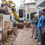 Alat berat jenis backhoe spider dikerahkan untuk pemasangan kayu Dolken saat penanganan turap longsor di Kali Baru, RT 03/02 Kelurahan Batu Ampar, Kramat Jati, Jakarta Timur, Rabu (25/3/2026). Foto: Ist