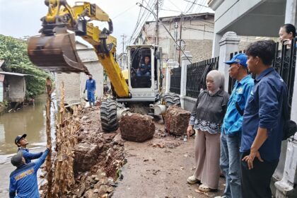 Alat berat jenis backhoe spider dikerahkan untuk pemasangan kayu Dolken saat penanganan turap longsor di Kali Baru, RT 03/02 Kelurahan Batu Ampar, Kramat Jati, Jakarta Timur, Rabu (25/3/2026). Foto: Ist