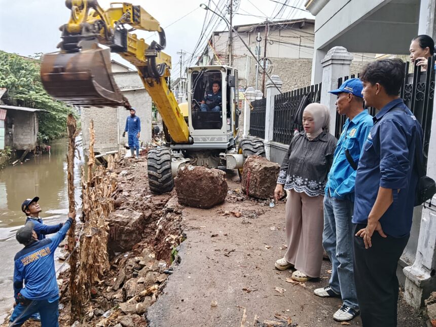 Alat berat jenis backhoe spider dikerahkan untuk pemasangan kayu Dolken saat penanganan turap longsor di Kali Baru, RT 03/02 Kelurahan Batu Ampar, Kramat Jati, Jakarta Timur, Rabu (25/3/2026). Foto: Ist