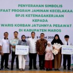 BPJS Ketenagakerjaan menyerahkan santunan kepada ahli waris korban kecelakaan pesawat. Foto: Ist