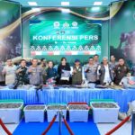 Menteri Kehutanan Raja Juli Antoni, Wakil Menteri Lingkungan Hidup Diaz Hendropriyono, Anggota Komisi III DPR RI Muhammad Rahul, Plt Gubernur Riau SF Hariyanto, Penyidik Utama Bareskrim Polri Irjen Zulkarnaen, Pangdam Tuanku Tambusai Mayjen TNI Agus Hadi Waluyo, serta Kapolda Riau Irjen Herry Heryawan serta Kepala BBKSDA Riau Supartono, perwakilan LAM Riau, serta aktivis lingkungan Davina Veronica dan Rahel Yosi Ritonga, menunjukkan barang bukti dalam pengungkapan kasus kematian gajah Sumatra dalam kondisi mengenaskan di Blok C99 kawasan konsesi PT RAPP, Desa Lubuk Kembang Bunga, Kecamatan Ukui, Kabupaten Pelalawan, Selasa (3/3/2026). Foto: Ist