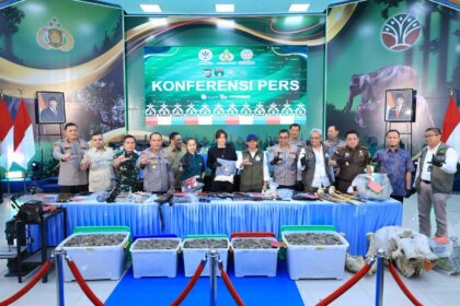 Menteri Kehutanan Raja Juli Antoni, Wakil Menteri Lingkungan Hidup Diaz Hendropriyono, Anggota Komisi III DPR RI Muhammad Rahul, Plt Gubernur Riau SF Hariyanto, Penyidik Utama Bareskrim Polri Irjen Zulkarnaen, Pangdam Tuanku Tambusai Mayjen TNI Agus Hadi Waluyo, serta Kapolda Riau Irjen Herry Heryawan serta Kepala BBKSDA Riau Supartono, perwakilan LAM Riau, serta aktivis lingkungan Davina Veronica dan Rahel Yosi Ritonga, menunjukkan barang bukti dalam pengungkapan kasus kematian gajah Sumatra dalam kondisi mengenaskan di Blok C99 kawasan konsesi PT RAPP, Desa Lubuk Kembang Bunga, Kecamatan Ukui, Kabupaten Pelalawan, Selasa (3/3/2026). Foto: Ist