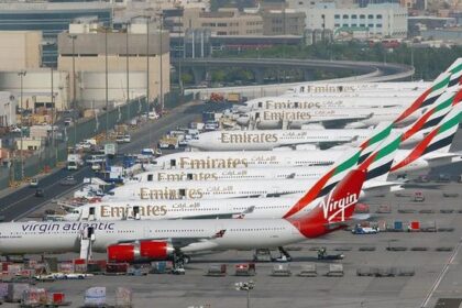 Dubai International Airport kembali mengalami gangguan operasional setelah insiden drone memicu kebakaran di area sekitar bandara pada Senin (16/3/2026).