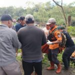 Tim SAR gabungan menemukan korban hilang terseret arus saat banjir lahar di Kabupaten Magelang, Jawa Tengah, Rabu (4/3/2026). Korban ditemukan dalam kondisi meninggal dunia. Hari ini Kamis (5/3) operasi pencarian masih terus dilakukan oleh tim SAR gabungan. Foto: BPBD Kabupaten Magelang