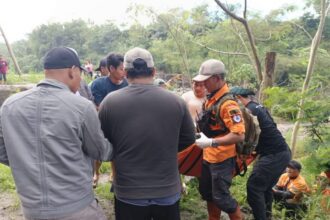Tim SAR gabungan menemukan korban hilang terseret arus saat banjir lahar di Kabupaten Magelang, Jawa Tengah, Rabu (4/3/2026). Korban ditemukan dalam kondisi meninggal dunia. Hari ini Kamis (5/3) operasi pencarian masih terus dilakukan oleh tim SAR gabungan. Foto: BPBD Kabupaten Magelang