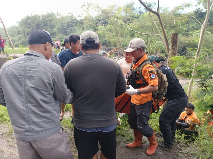 Tim SAR gabungan menemukan korban hilang terseret arus saat banjir lahar di Kabupaten Magelang, Jawa Tengah, Rabu (4/3/2026). Korban ditemukan dalam kondisi meninggal dunia. Hari ini Kamis (5/3) operasi pencarian masih terus dilakukan oleh tim SAR gabungan. Foto: BPBD Kabupaten Magelang