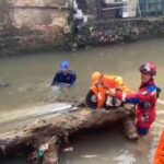 Sejumlah personel gabungan saat melakukan penanganan turap longsor di kawasan Kali Baru, RT 03/02, Kelurahan Batu Ampar, Kramat Jati, Jakarta Timur, Senin (23/3/2026) siang. Foto: Ist