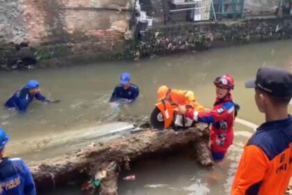 Sejumlah personel gabungan saat melakukan penanganan turap longsor di kawasan Kali Baru, RT 03/02, Kelurahan Batu Ampar, Kramat Jati, Jakarta Timur, Senin (23/3/2026) siang. Foto: Ist