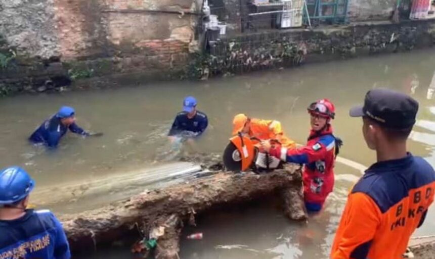 Sejumlah personel gabungan saat melakukan penanganan turap longsor di kawasan Kali Baru, RT 03/02, Kelurahan Batu Ampar, Kramat Jati, Jakarta Timur, Senin (23/3/2026) siang. Foto: Ist