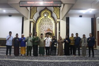 KEBERSAMAAN: kegiatan buka bersama di Masjid Jami’ Al Hidayah di Kelurahan Ceger, Kecamatan Cipayung, Jakarta Timur. Foto: BPJS Ketenagakerjaan