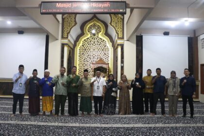 KEBERSAMAAN: kegiatan buka bersama di Masjid Jami’ Al Hidayah di Kelurahan Ceger, Kecamatan Cipayung, Jakarta Timur. Foto: BPJS Ketenagakerjaan