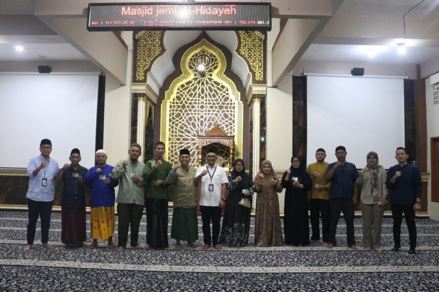 KEBERSAMAAN: kegiatan buka bersama di Masjid Jami’ Al Hidayah di Kelurahan Ceger, Kecamatan Cipayung, Jakarta Timur. Foto: BPJS Ketenagakerjaan