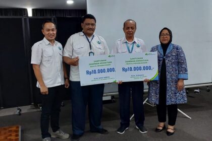 PROTEKSI: Penyerahan manfaat program BPJS Ketenagakerjaan kepada me ahli waris di Jakarta.  Foto: BPJS Ketenagakerjaan