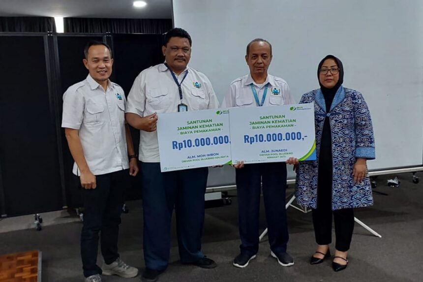 PROTEKSI: Penyerahan manfaat program BPJS Ketenagakerjaan kepada me ahli waris di Jakarta.  Foto: BPJS Ketenagakerjaan