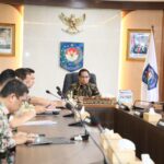 Mendagri Muhammad Tito Karnavian saat memimpin Rakor Tingkat Menteri terkait pembahasan percepatan penanganan pengungsi pascabencana di wilayah Sumatera yang digelar secara hybrid dari Kantor Kemendagri, Jakarta, Kamis (5/3/2026). Foto: Kemendagri