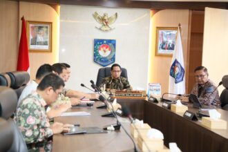 Mendagri Muhammad Tito Karnavian saat memimpin Rakor Tingkat Menteri terkait pembahasan percepatan penanganan pengungsi pascabencana di wilayah Sumatera yang digelar secara hybrid dari Kantor Kemendagri, Jakarta, Kamis (5/3/2026). Foto: Kemendagri