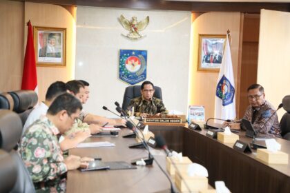 Mendagri Muhammad Tito Karnavian saat memimpin Rakor Tingkat Menteri terkait pembahasan percepatan penanganan pengungsi pascabencana di wilayah Sumatera yang digelar secara hybrid dari Kantor Kemendagri, Jakarta, Kamis (5/3/2026). Foto: Kemendagri