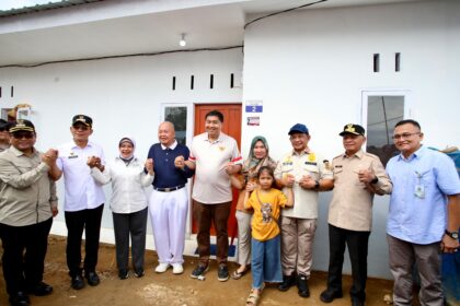 Kasatgas Percepatan Rehabilitasi dan Rekonstruksi (PRR) Pascabencana Sumatera Muhammad Tito Karnavian saat acara Penyerahan Kunci Tahap Satu 120 Unit Hunian Tetap untuk Rakyat Korban Bencana di Kabupaten Tapsel, Sumut, Jumat (27/3/2026). Foto: Kemendagri