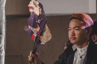 Penampilan Christopher Jason Santoso saat menjadi dalang pada pagelaran See You Soon 2023 di Tower 2 ITS