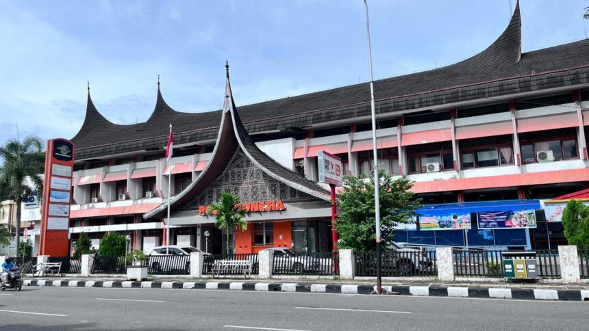 PT Pos Indonesia (Persero) KCU Padang membuka layanan khusus untuk memudahkan proses pengiriman makanan khas Sumatera Barat (Sumbar). Foto: Dok PT Pos Indonesia