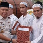 Kepala Lapas Narkotika Jakarta, Syarpani secara simbolis memberikan remisi kepada sejumlah perwakilan warga binaan di Lapas Narkotika Kelas IIA Jakarta, Sabtu (21/3/2026) pagi. Foto: Ist