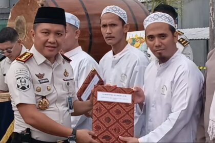 Kepala Lapas Narkotika Jakarta, Syarpani secara simbolis memberikan remisi kepada sejumlah perwakilan warga binaan di Lapas Narkotika Kelas IIA Jakarta, Sabtu (21/3/2026) pagi. Foto: Ist