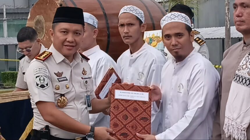 Kepala Lapas Narkotika Jakarta, Syarpani secara simbolis memberikan remisi kepada sejumlah perwakilan warga binaan di Lapas Narkotika Kelas IIA Jakarta, Sabtu (21/3/2026) pagi. Foto: Ist