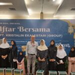 PT Kristalin Ekalestari Group melaksanakan buka puasa bersama bersama anak yatim dan keluarga korban mendiang yang ditembak dan dibakar oleh Kelompok Kriminal Bersenjata (KKB) di Distrik Makimi, Kabupaten Nabire, Papua Tengah. Foto: Ist