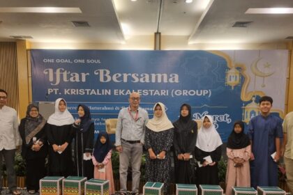 PT Kristalin Ekalestari Group melaksanakan buka puasa bersama bersama anak yatim dan keluarga korban mendiang yang ditembak dan dibakar oleh Kelompok Kriminal Bersenjata (KKB) di Distrik Makimi, Kabupaten Nabire, Papua Tengah. Foto: Ist