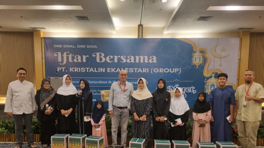 PT Kristalin Ekalestari Group melaksanakan buka puasa bersama bersama anak yatim dan keluarga korban mendiang yang ditembak dan dibakar oleh Kelompok Kriminal Bersenjata (KKB) di Distrik Makimi, Kabupaten Nabire, Papua Tengah. Foto: Ist