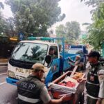 Aparat Satpol PP saat melakukan penjangkauan pengemis gerobak musiman di Jalan Tebet Barat Raya, Tebet, Jakarta Selatan, pada Jumat (6/3/2026) petang. Sejumlah gerobak digunakan untuk mengemis diamankan ke kantor kelurahan dan kecamatan setempat. Foto: Ist