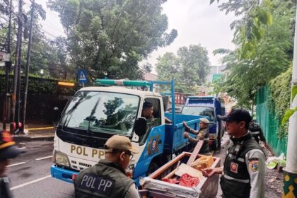 Aparat Satpol PP saat melakukan penjangkauan pengemis gerobak musiman di Jalan Tebet Barat Raya, Tebet, Jakarta Selatan, pada Jumat (6/3/2026) petang. Sejumlah gerobak digunakan untuk mengemis diamankan ke kantor kelurahan dan kecamatan setempat. Foto: Ist