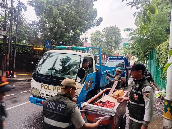 Aparat Satpol PP saat melakukan penjangkauan pengemis gerobak musiman di Jalan Tebet Barat Raya, Tebet, Jakarta Selatan, pada Jumat (6/3/2026) petang. Sejumlah gerobak digunakan untuk mengemis diamankan ke kantor kelurahan dan kecamatan setempat. Foto: Ist