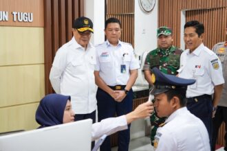 Menko Polkam Djamari Chaniago beserta jajaran saat meninjau di Bandara YAI, Rabu (4/3/2026). Foto: Dok Kemenko Polkam