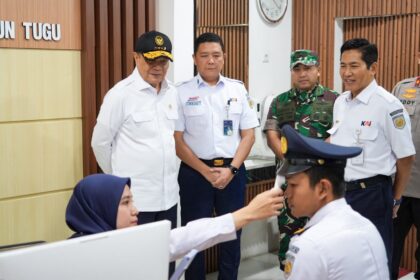 Menko Polkam Djamari Chaniago beserta jajaran saat meninjau di Bandara YAI, Rabu (4/3/2026). Foto: Dok Kemenko Polkam