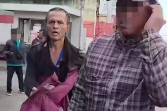 Pria diduga melecehkan penumpang angkot dan mengancam warga dengan kapak di Cicurug, Sukabumi. Foto: Tangkap layar IG @bandungterkini