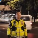 Brigadir Fajar Permana gugur usai menjalankan tugas mengawal arus mudik Lebaran 2026. Diduga kelelahan ekstrem, almarhum tetap berdiri di garis depan demi memastikan jutaan pemudik pulang dengan aman. Foto: Tangap layar IG @medsoszone