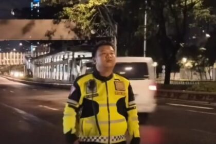 Brigadir Fajar Permana gugur usai menjalankan tugas mengawal arus mudik Lebaran 2026. Diduga kelelahan ekstrem, almarhum tetap berdiri di garis depan demi memastikan jutaan pemudik pulang dengan aman. Foto: Tangap layar IG @medsoszone