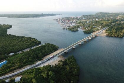 Jembatan Leta Oar Ralan adalah infrastruktur penghubung strategis sepanjang 322,80 meter yang menghubungkan Pulau Yamdena dan Pulau Larat di Kabupaten Kepulauan Tanimbar (sebelumnya Maluku Tenggara Barat), Provinsi Maluku. Foto: Ist