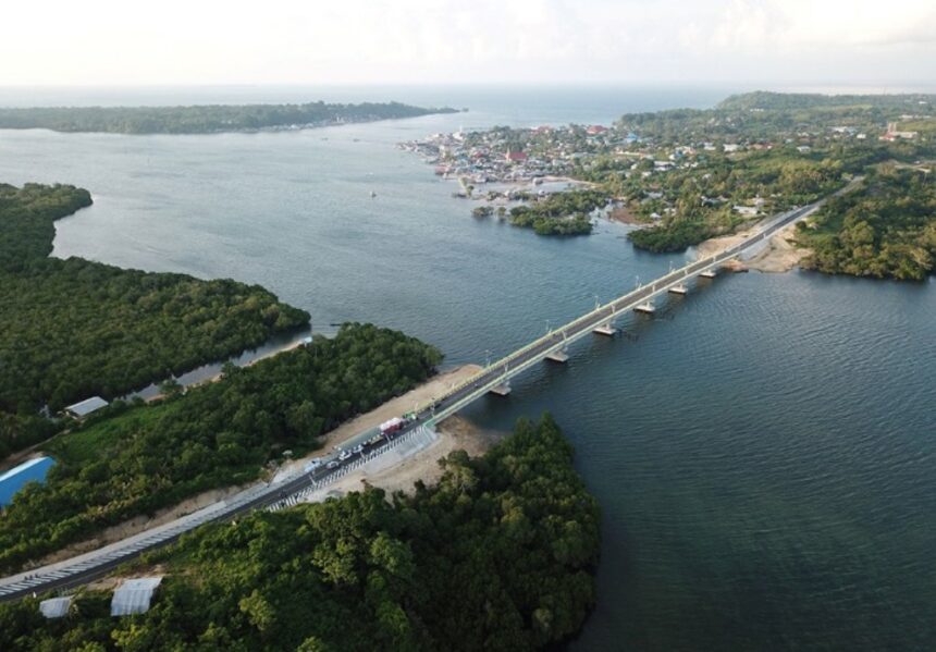 Jembatan Leta Oar Ralan adalah infrastruktur penghubung strategis sepanjang 322,80 meter yang menghubungkan Pulau Yamdena dan Pulau Larat di Kabupaten Kepulauan Tanimbar (sebelumnya Maluku Tenggara Barat), Provinsi Maluku. Foto: Ist