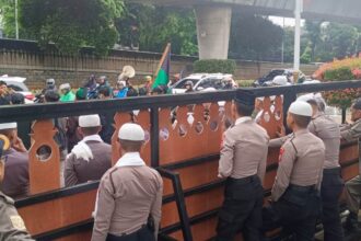 Mahasiswa berunjuk rasa soal dugaan tempat hiburan malam buka saat Ramadan di depan Kantor Wali Kota Jakarta Selatan, Jumat (6/3/2026). Foto: Ist