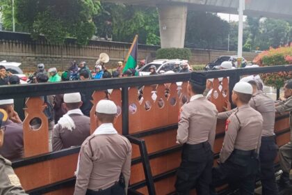 Mahasiswa berunjuk rasa soal dugaan tempat hiburan malam buka saat Ramadan di depan Kantor Wali Kota Jakarta Selatan, Jumat (6/3/2026). Foto: Ist