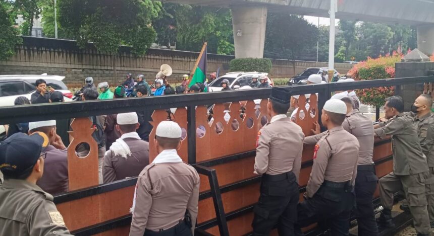Mahasiswa berunjuk rasa soal dugaan tempat hiburan malam buka saat Ramadan di depan Kantor Wali Kota Jakarta Selatan, Jumat (6/3/2026). Foto: Ist