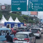 Jalur Puncak mulai ramai oleh kendaraan wisatawan. Foto : Ist