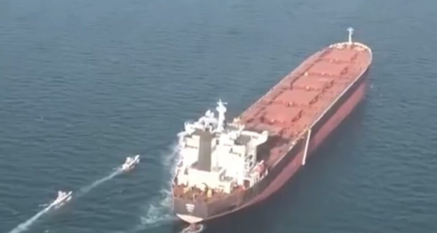 Kapal tanker melintas di Selat Hormuz. Foto: Medsos