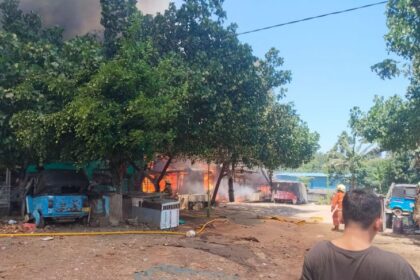 Sejumlah petugas Damkar saat memadamkan api yang berkobar di pabrik kerupuk, dua lapak barang bekas dan 10 unit rumah di Jalan Bintaro Permai 3, RT 13 RW 09, Kelurahan Bintaro, Kecamatan Pesanggrahan, Jakarta Selatan, Sabtu (14/3/2026) siang. Foto: Ist