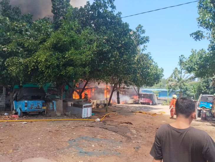 Sejumlah petugas Damkar saat memadamkan api yang berkobar di pabrik kerupuk, dua lapak barang bekas dan 10 unit rumah di Jalan Bintaro Permai 3, RT 13 RW 09, Kelurahan Bintaro, Kecamatan Pesanggrahan, Jakarta Selatan, Sabtu (14/3/2026) siang. Foto: Ist
