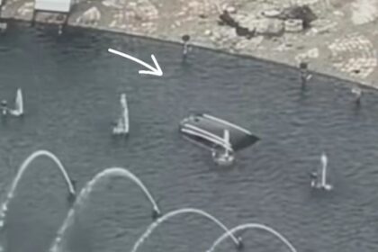 Mobil listrik tercebur ke kolam di Bundaran Hotel Indonesia bikin geger! Diduga karena kelalaian pengemudi, bukan murni error kendaraan. Foto: Tangkap layar IG @infowargajkt_